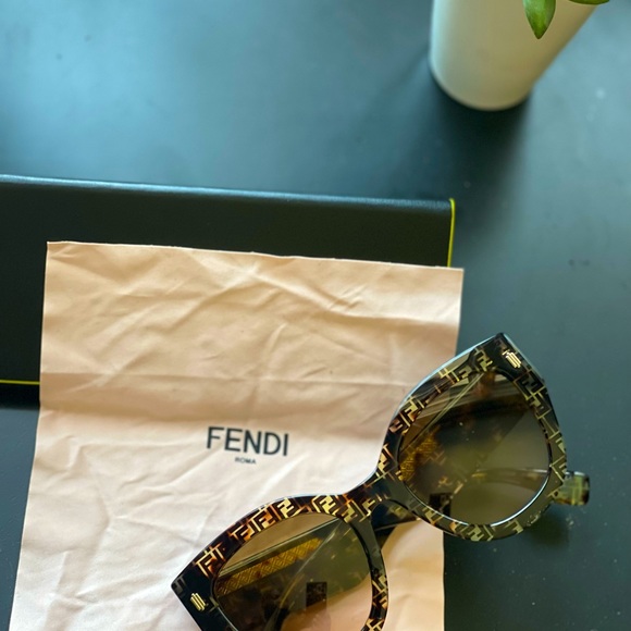🕶️✨FENDI CAT EYE SUNGLASSES ✨🕶️ - Picture 1 of 5